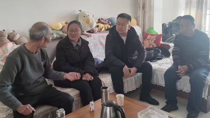 岁寒送暖  喜迎新春——物业公司党支部联合段家滩西社区开展节前走访慰问活动